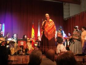 103_anios_mujer-cantando