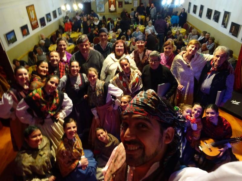 XV-Encuentro-Casas-de-Aragon-Argentina-Grupo-folklorico-selfie