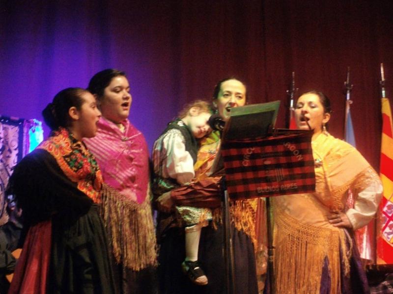 103_anios_grupo-folklorico-mujeres-cantando