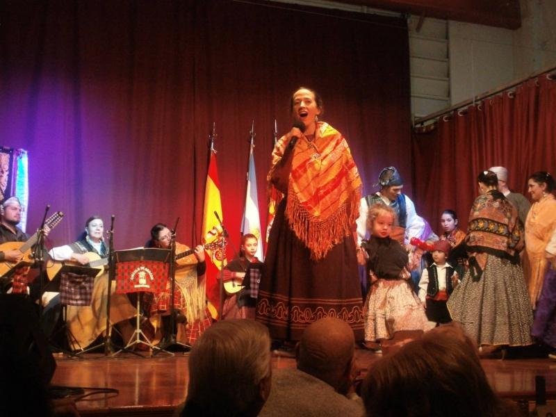 103_anios_mujer-cantando