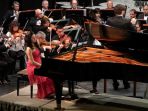 En plena ejecución del concierto que dio en el Teatro Colón de Mar del Plata, junto a la Orquesta Sinfónica de Mar del Plata.